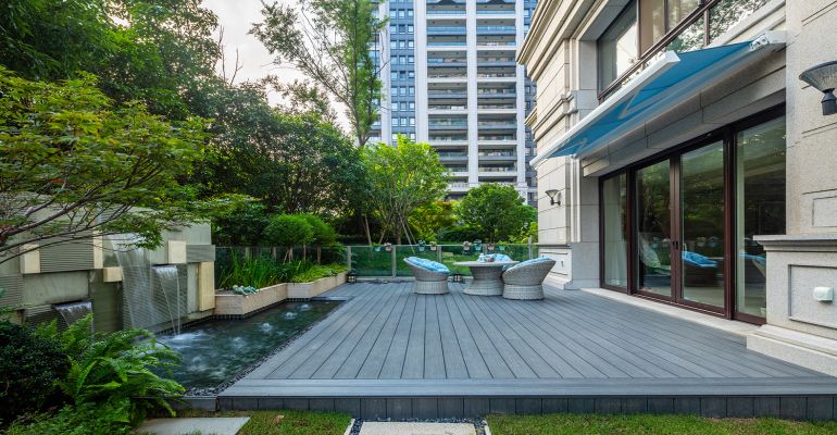 Wooden-plastic-flooring-for-courtyard-gardens
